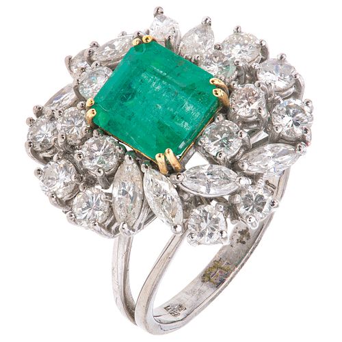 18K WHITE GOLD RING WITH EMERALD AND DIAMONDS, Yellow facets, Weight: 7.2 g, Size: 6