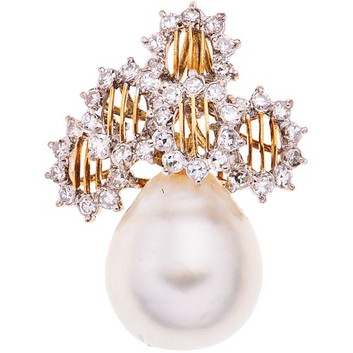 14K YELLOW GOLD PENDANT WITH PEARL AND DIAMONDS, Weight: 5.8 g. Size: 0.82 x 1" (2.1 x 2.7 cm)