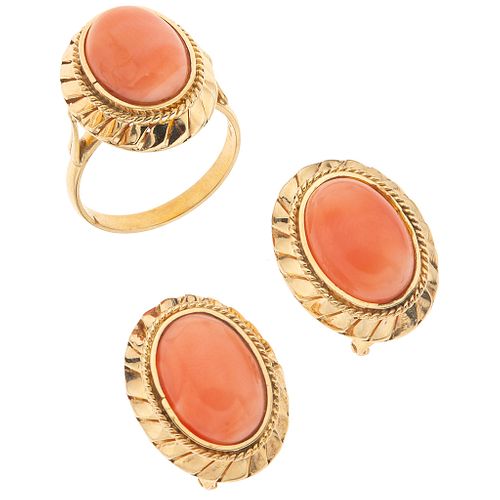 SET OF RING AND PAIR OF EARRINGS WITH CORAL IN 14K YELLOW GOLD Ring size: 7 ¾