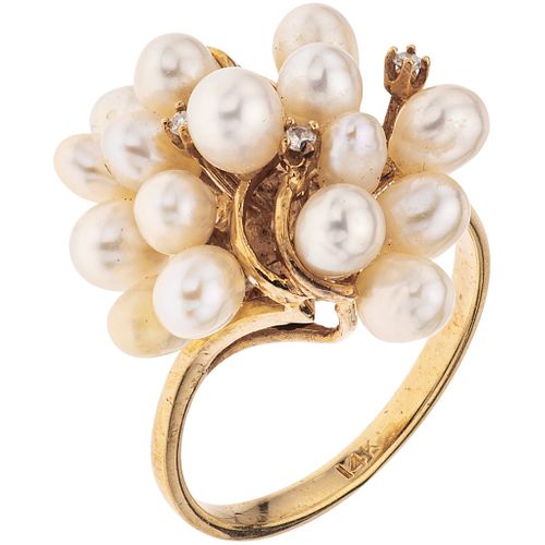 RING WITH CULTIVATED PEARLS AND DIAMONDS IN 14K YELLOW GOLD Weight: 5.7 g. Size: 8