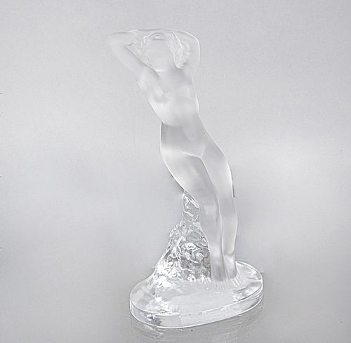 Desnudo femenino. Francia, siglo XX. Elaborada en cristal opaco Lalique. Firmada. 23.5 cm de altura