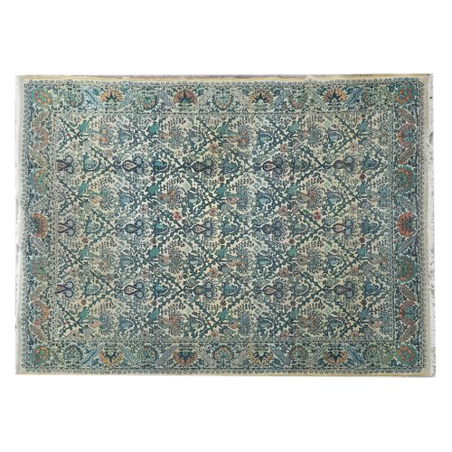 Tapete. Siglo XX. Estilo turcomano. Elaborado en fibras de lana y algodón. Decorado con motivos geométricos y florales.