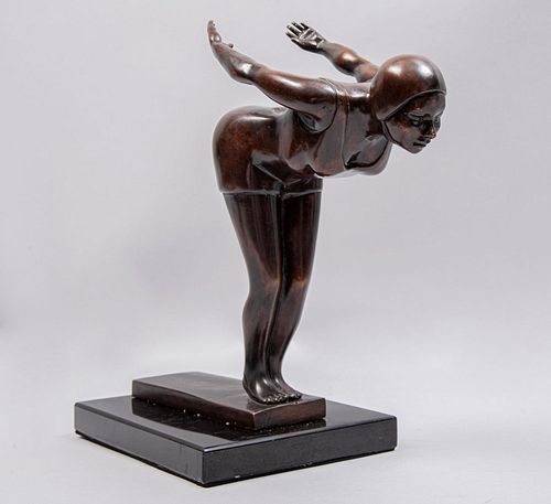 Ariadne Orozco.(México, siglo XXI). Clavadista. Fundición en bronce patinado con base de mármol negro. 24 x 28 x 9.5 cm