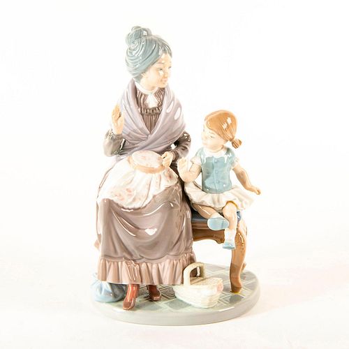 A Visit with Granny 1985/1994 1005305 - Lladro Porcelain Figure