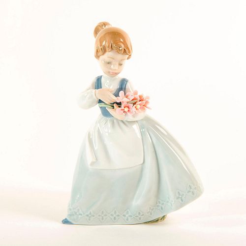 Nao by Lladro Figurine, My Bouquet