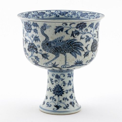 CHINESE BLUE & WHITE PORCELAIN FLORAL STEM CUP