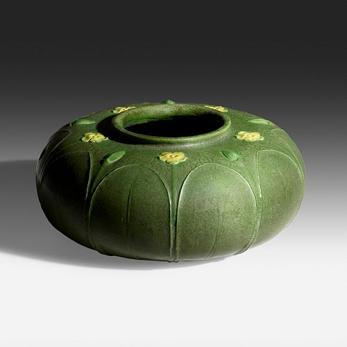 Grueby Faience Company, Rare squat vase with cinquefoils
