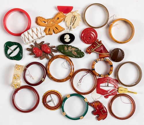 Collection of mostly bakelite jewelry.