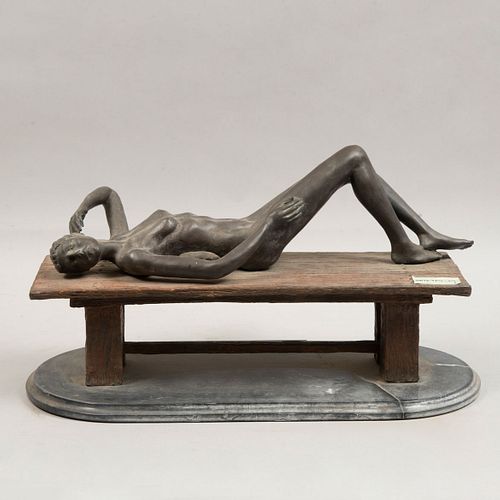 Desnudo femenino. Siglo XX. Fundición en bronce con base de mármol. 49 cm de longitud