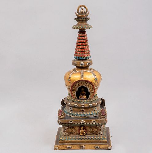 Estupa. Tibet, mediados del siglo XX. Fundición en bronce patinado con policromía. Con ventana para Buda, aves Garuda y rezos.