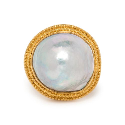 LUNA FELIX GOLDSMITH, YELLOW GOLD AND CULTURED BAROQUE MABE PEARL RING