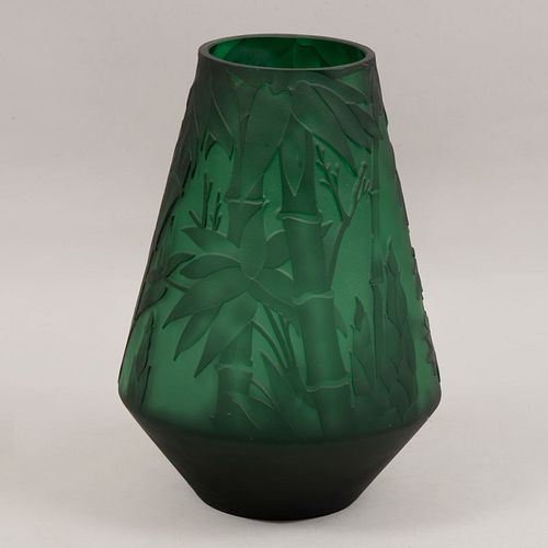 Florero. Siglo XX. Estilo Art Déco. Elaborado en cristal tipo camafeo color verde. Decorado con bambués.