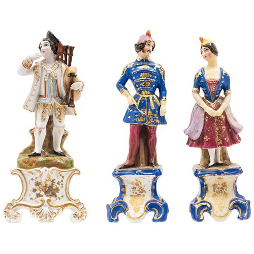 LOTE DE FIGURAS DE PORCELANA. SIGLO XX. Porcelana europea pintada a mano.  Incluye un gaitero y una pareja de dama y caballero. Pz: 3.