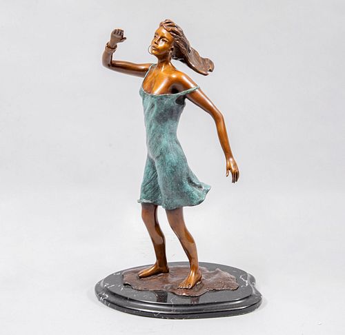 ALI. Escultura de dama. Firmada. Fundición en bronce patinado con base de mármol negro. 48 cm de altura