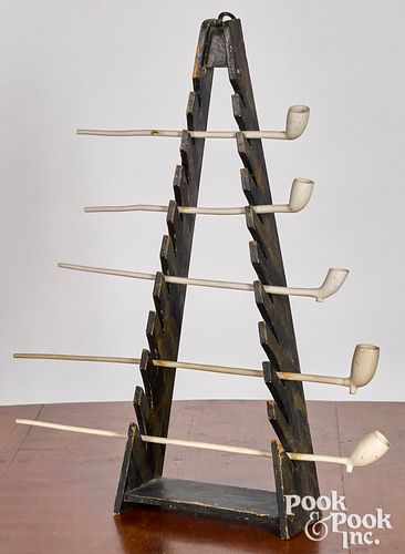 Painted pine pipe rack, together with five pipes