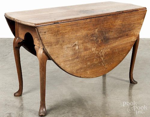 Philadelphia Chippendale walnut drop leaf dining table, late 18th c., 27 1/4'' h., 19'' w., 47 3/4'' d.