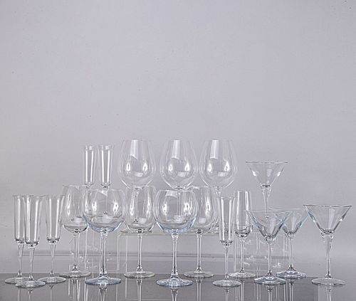 Lote de 30 copas. Siglo XX. Diferentes diseños. En cristal. Algunas Spiegelau. Consta de: 6 vermouth, 11 vino esmposo, otras.