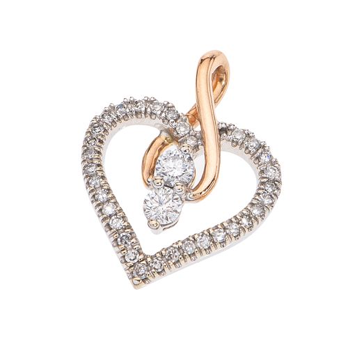 Pendiente con diamantes en oro rosa y blanco de 14k. 32 diamantes corte brillante y 8 x 8. Diseño corazón. Peso: 1.7 g.