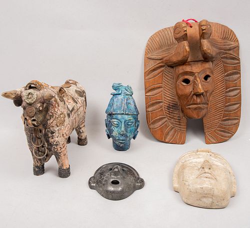 Lote de 5 piezas. Siglo XX. Elaboradas en madera, barro negro, terracota y piedra. Consta de: cabeza maya, toro y 3 máscaras.