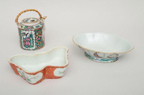 GROUP OF CHINESE PORCELAIN TABLE ARTICLES, 20TH CENTURY