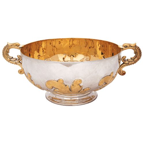 FRUIT BOWL, MEXICO, 20TH CENTURY, TANE Silver with vermeil, Decorated with plant motifs and two side handles, 4.3 x 6.6 x 7.4" (11 x 17 x 19 cm), Weig