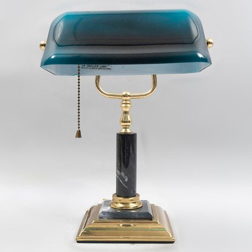 Lámpara de escritorio. Taiwan, siglo XX. Estructura de latón con aplicaciones de mármol gris y pantalla azul de vidrio.