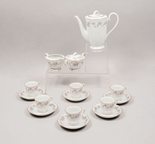 Juego de té y platos decorativos. Diferentes orígenes y diseños. Siglo XX. En porcelana. Algunos marca Rosal Crown y Hutschenreuther.