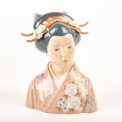Lady of the East, Japan 01001488 - Lladro Porcelain Figure
