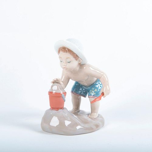 Playing In The Sand 01008440 - Lladro Porcelain Figure