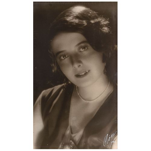 JUAN OCÓN, Retrato de dama, Signed, Vintage print, 10.4 x 5.9" (26.5 x 15 cm)