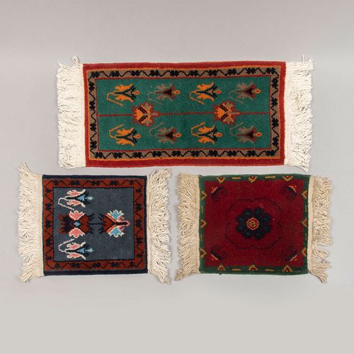 Lote de 3 tapetes Temoaya. México. Siglo XX. Anunados a mano en fibras de lana. Decorados con elementos florales.