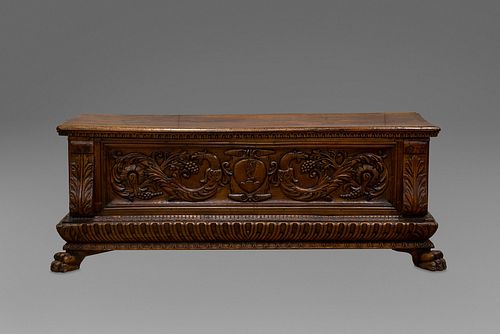 Beautiful chest in richly carved walnut, poded, with coat of arms on the front and lion's legs, 16th century