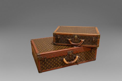 Louis Vuitton - Set of two suitcases of different sizes in logoed leather, canvas interior with removable compartments (the largest), leather finishes