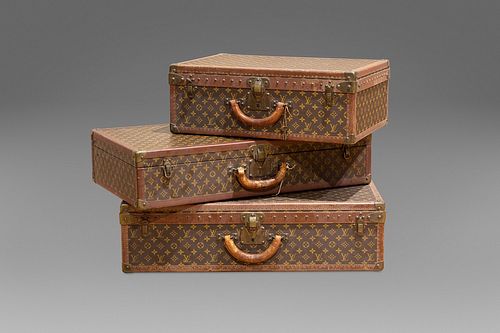 Louis Vuitton - Set of three suitcases in logoed leather of different sizes, canvas interior with removable compartments (the largest and the smallest