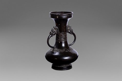 Double-edged bronze vase with dragons' heads and geometric decoration, China 19th century