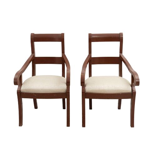 Par de sillones. Siglo XX. Elaborados en madera. Con respaldos semi abiertos, asientos en tapicería color beige.
