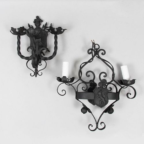 Lote de 2 arbotantes. Siglo XX. Elaboradas en hierro forjado. Para 2 y 3 luces. Con arandelas florales y brazos tipo roleos.