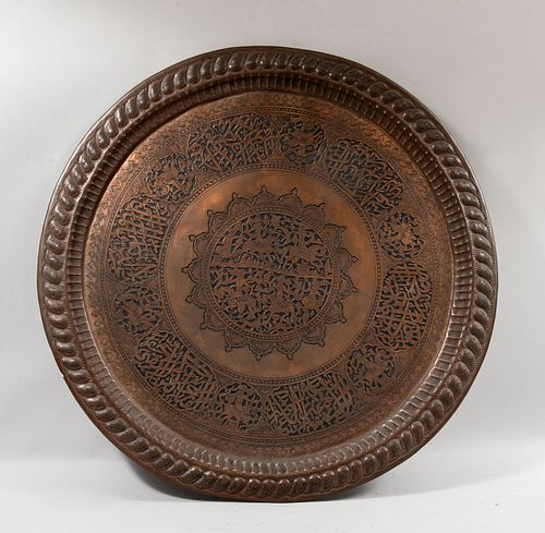 Charola. Persa. SXX Elaborada en cobre. Para cubierta de mesa. Decorada con elementos orgánicos, moros a caballo y aves. 89 cm diámetro