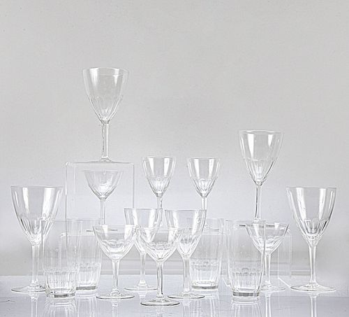 Lote de 16 copas y vasos. Siglo XX. Elaborados en cristal cortado. Consta de: 4 para vino tinto, 4 para coctél, 4 para jerez y 4 vasos.