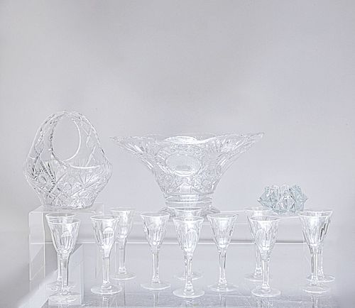Lote de 15 piezas. SXX Diferentes diseños. Elaborados en cristal. Consta de: frutero, centro de mesa, portavelas y 12 copas para licor.