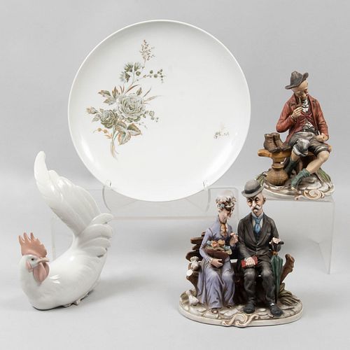 Lote de 4 piezas. Alemania, España y Japón. SXX En porcelana, una de Bavaria. Consta de: platón, vagabundo, gallo, otra.