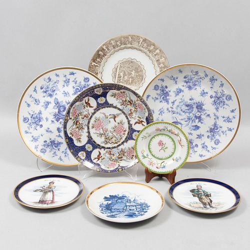 Lote de 8 platos decorativos. Diferentes orígenes. SXX. En porcelana, algunos de Bavaria. Marca Schumann, Lego, Gloria, otras.