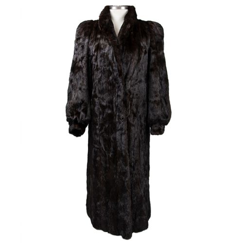Abrigo. Estados Unidos. Siglo XX. Diseño por Samuel Spritzer Furs para Isabell Gerhart. Elaborado en piel de mink color marrón.