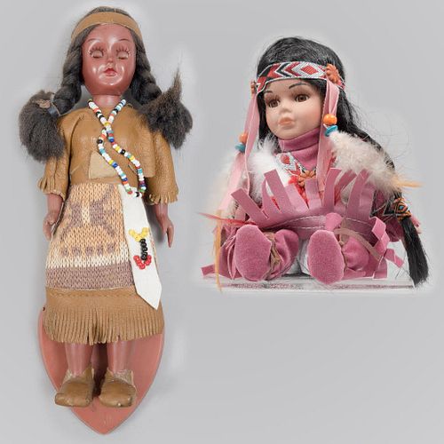 Lote de 2 muñecas nativo americanas. Siglo XX. Elaboradas en porcelana y material sintético. Una Carson Doll y otra edición limitada.