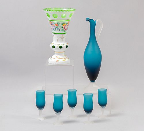 Lote de 8 piezas. SXX Diferentes diseños. En cristal de overlay y cristal opaco color azul. Consta de: florero, licorera y 5 copas.