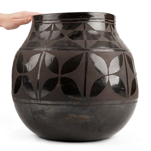 Large Santo Domingo Blackware Pot Aguilar