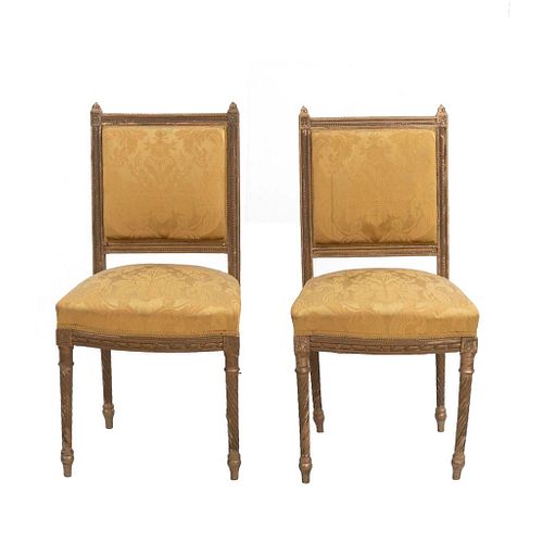 Par de sillas. Siglo XX. Estilo francés. Con respaldos cerrados y asientos en tapicería color amarillo.