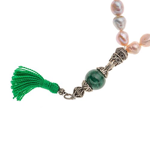 Tasbih (rosario árabe) con 34 perlas cultivadas y esfera de malaquita en metal base. Peso: 52.4 g.