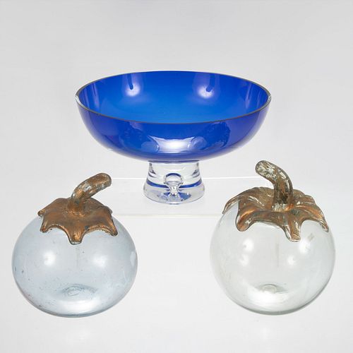 Lote de 3 piezas. Siglo XX. Elaboradas en vidrio y cristal de murano. Una color azul. Consta de: frutero y 2 calabazas decorativas.