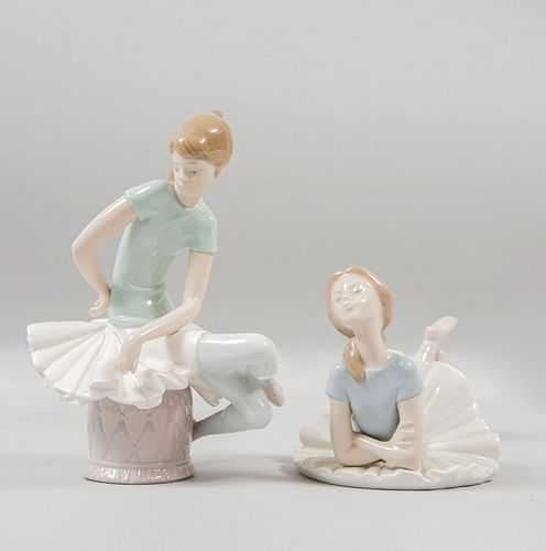 Lote de 2 bailarinas. España. 1978 Elaboradas en porcelana Lladró. Acabado brillante. 22 cm altura (mayor)